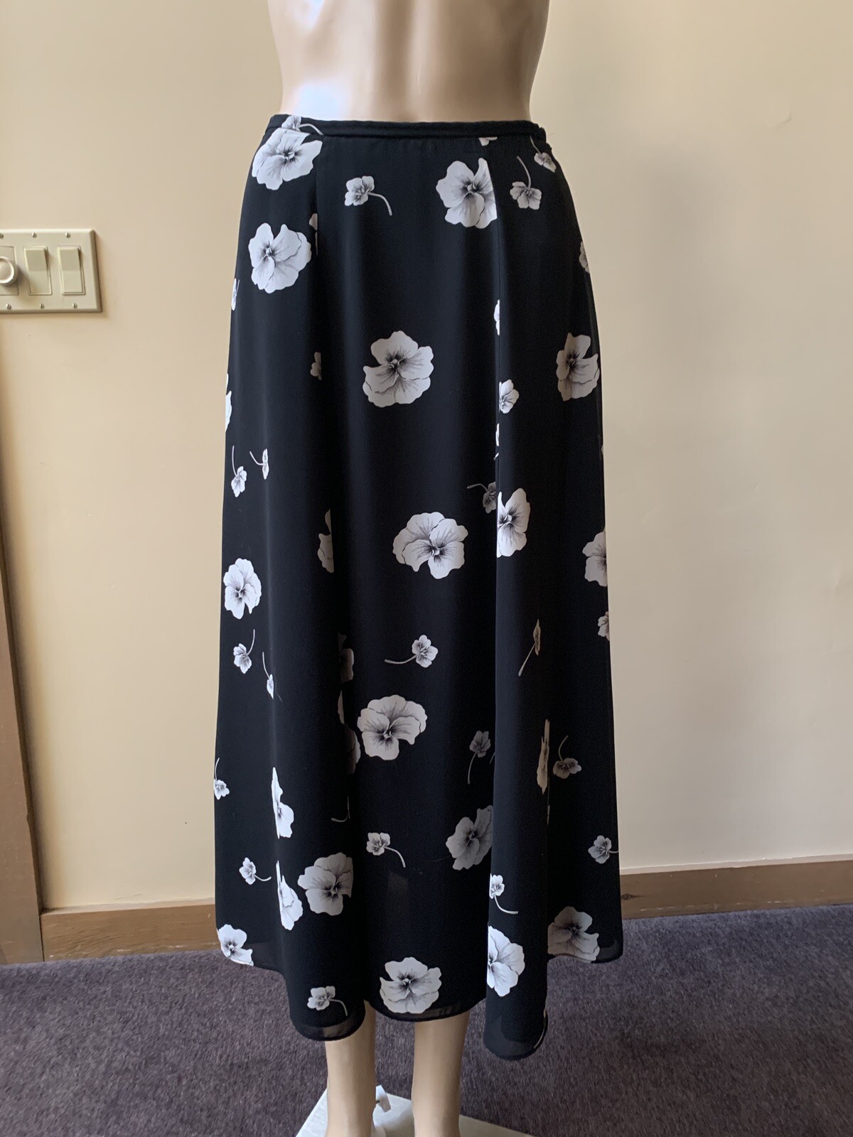Liz Claiborne Skirt Women’s Petite LINED 6P Black Floral -Hand Wash
