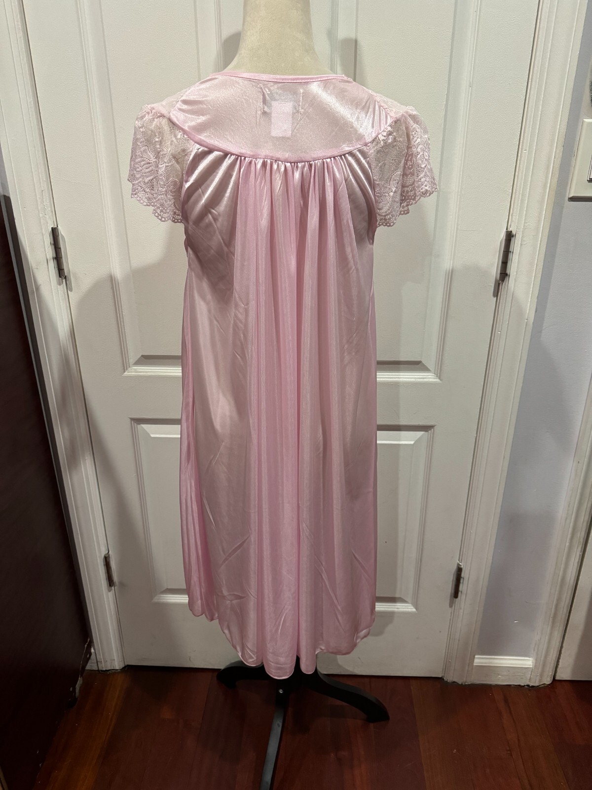 Women Light Pink Silky Short Sleeve VNeck Lace Nightgown w/bow L 38″Lx21″W