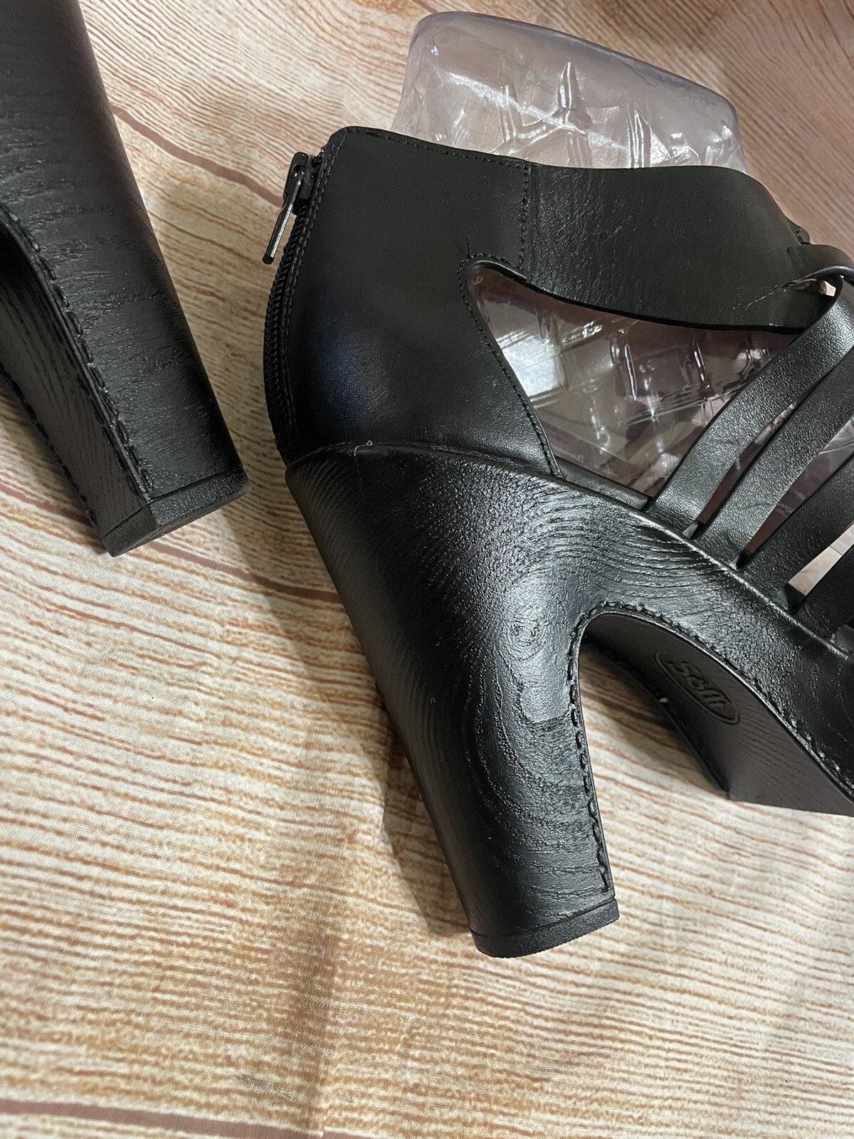 Sofft Ohanna Black Vowen Leather Heel Sandals size 11W