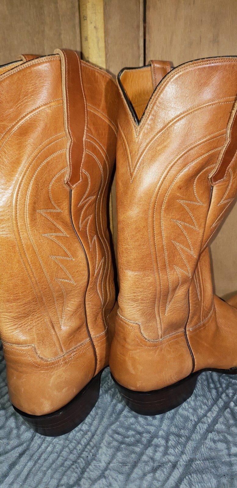 cowboy boots  Mens sz: 9 E Lt. Tan soft leather embroidered (item:s3138