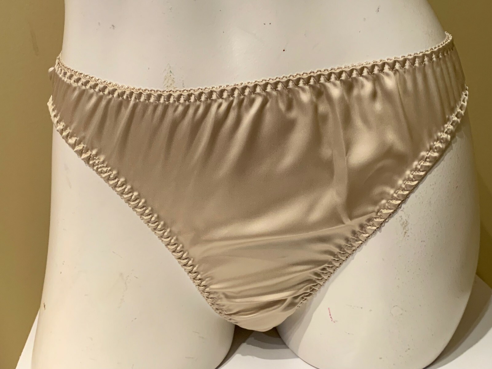 SECRETS IN LACE SIL ~ CHAMPAGNE NUDE ~ SATIN PIN-UP THONG PANTIES SIZE LARGE