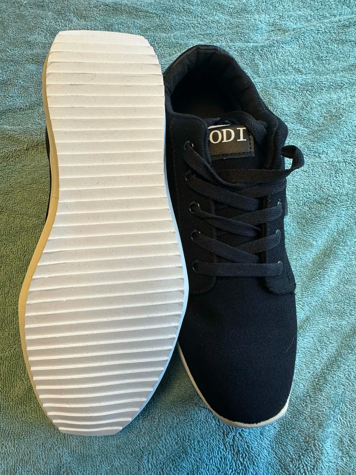 Godi Women & Mens Sneakers Size 8 men & 9.5 Women New With Dust Bag