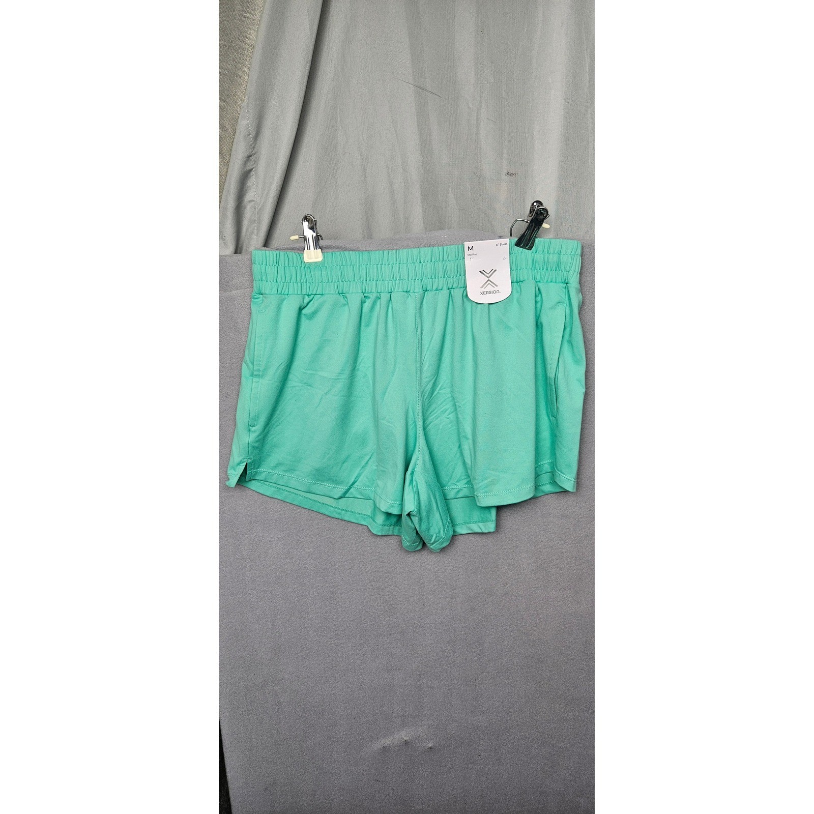 Xersion Womens Spearmint Ice Green Athletic Shorts Size M 4 Inch Inseam Pockets
