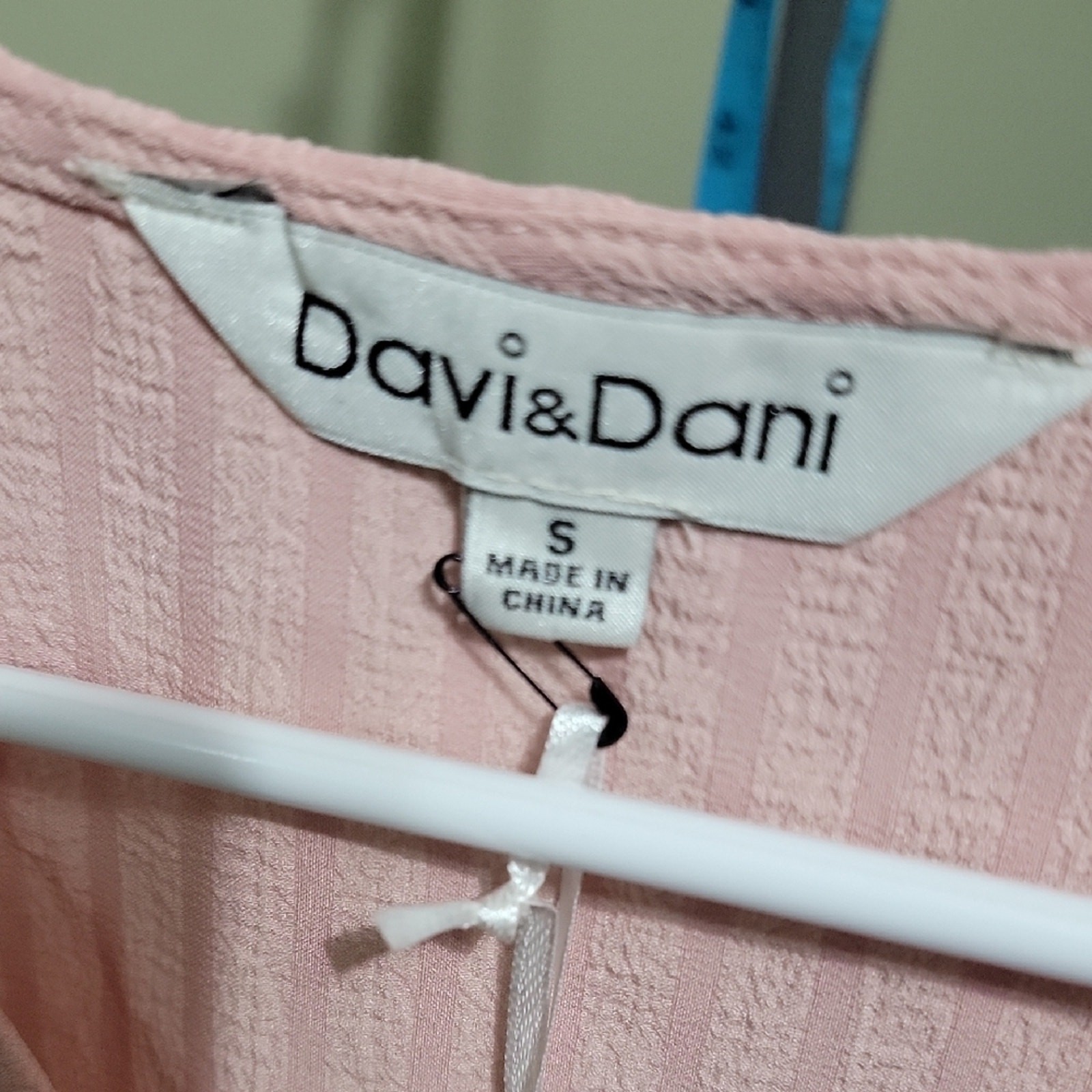 Davi & Dani Women’s Blouse Small Pink Textured V-Neck Puff Sleeve Casual Top