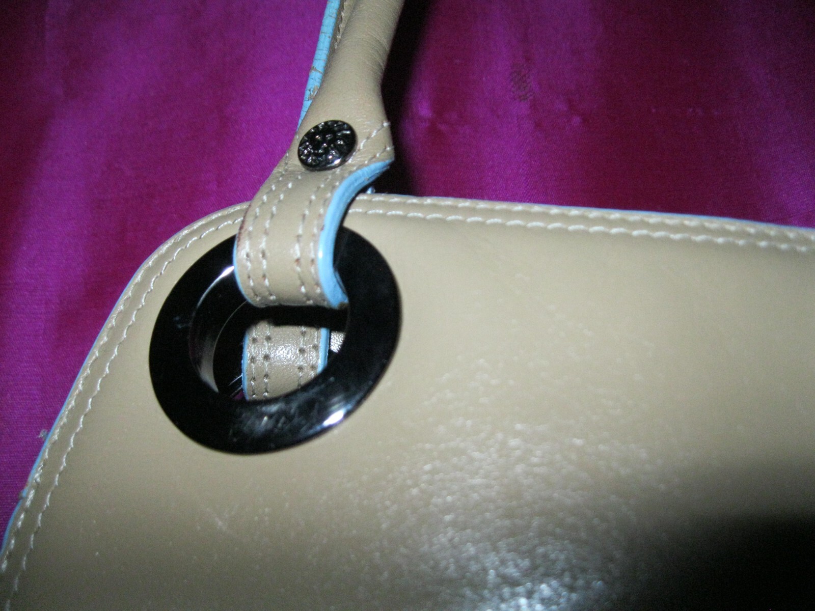 ANNE KLEIN TAN LEATHER HANDBAG, NEW, W/ 2 ZIPPERED POCKETS & LT. BLUE TRIM