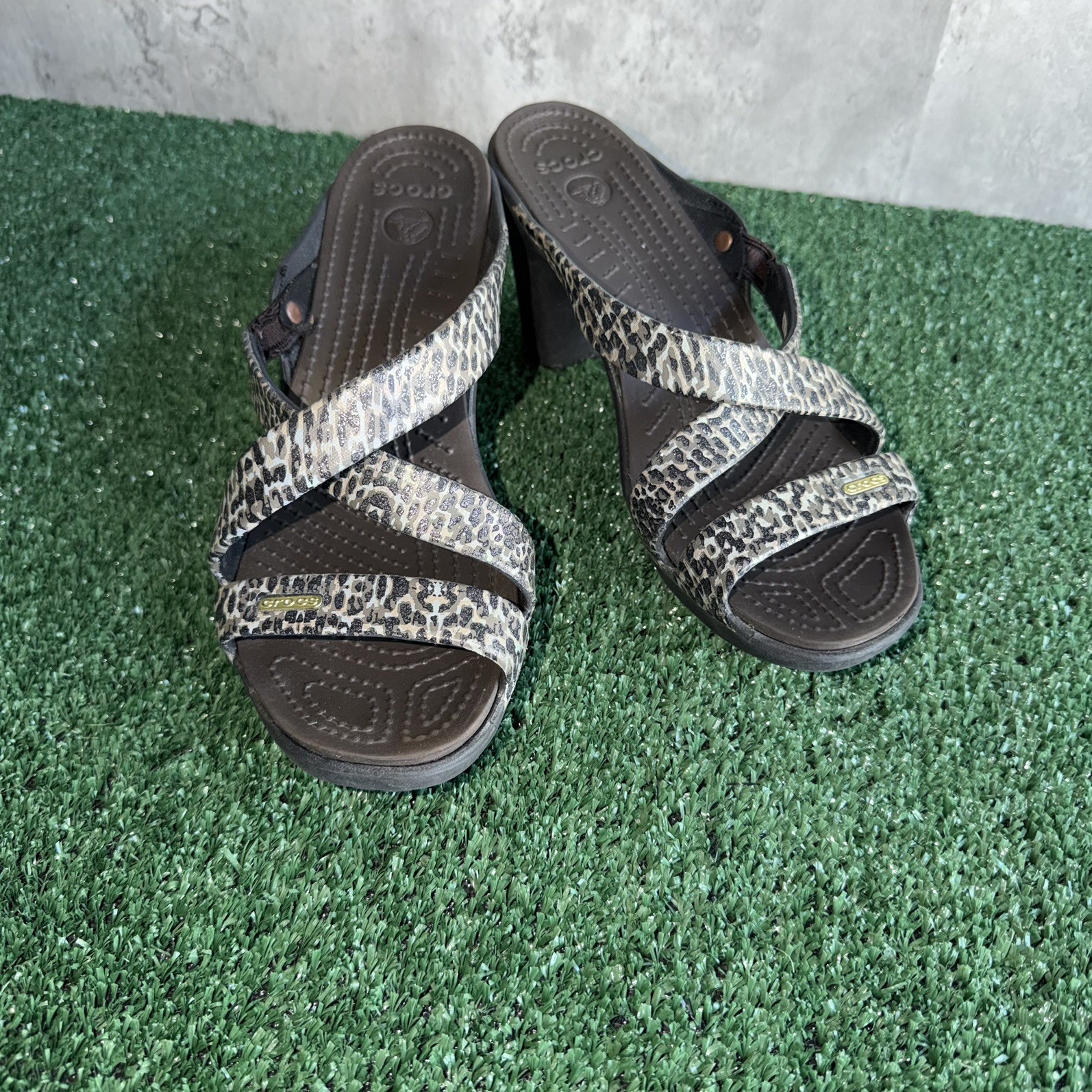 Crocs Women’s Leopard Print Strappy Heeled Sandals Size 8W Black & Grey /khaki