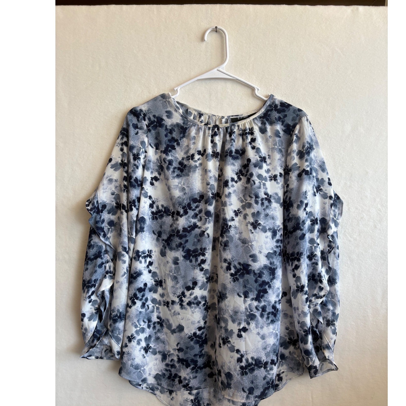 Simply Vera Vera Wang Blue White Floral Ruffle Sleeve Keyhole Blouse Small
