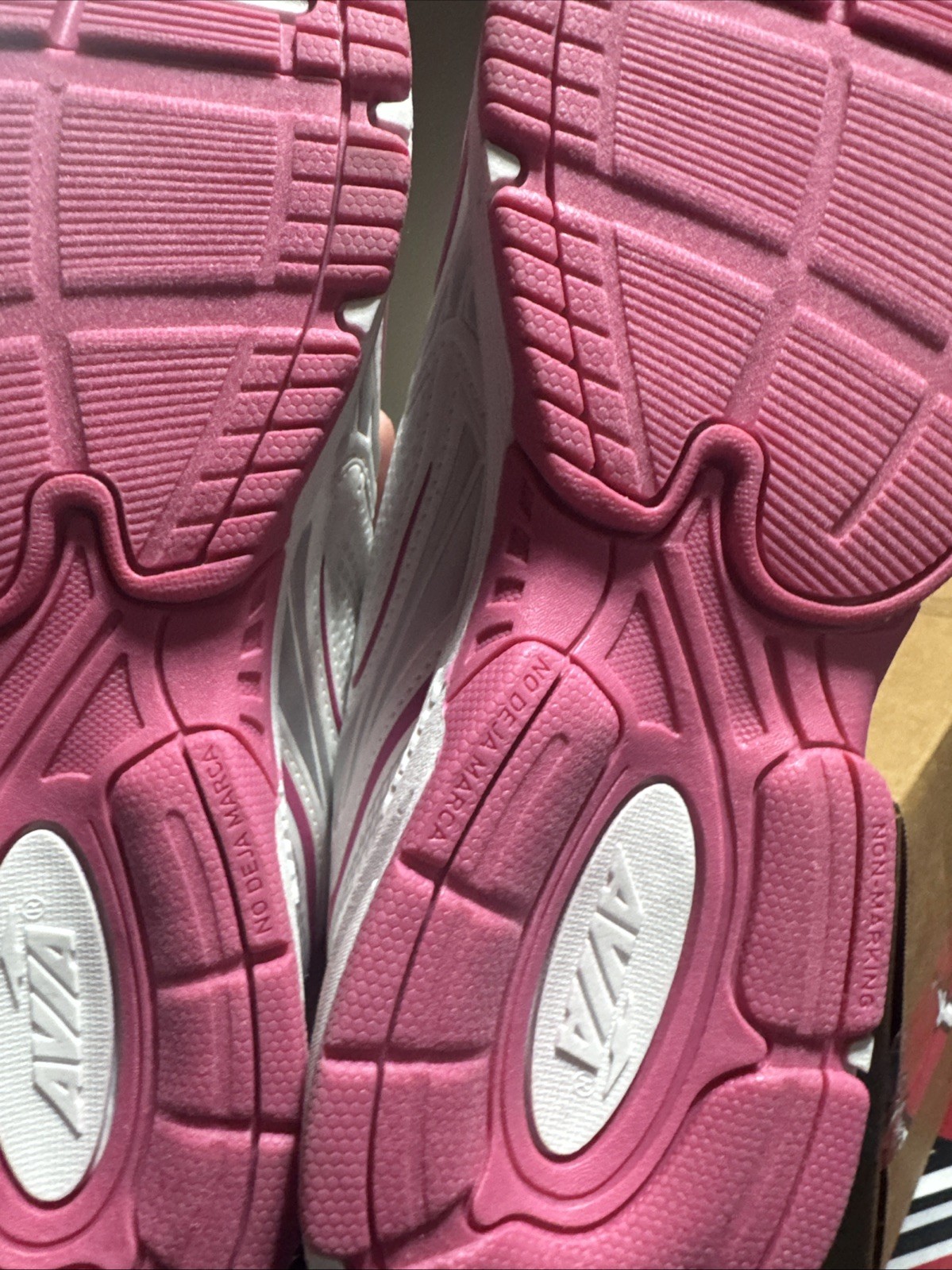 Avia Women’s 5000 Performance Shoes Pink White Size 6 Sneakers Elastic Laces NWT
