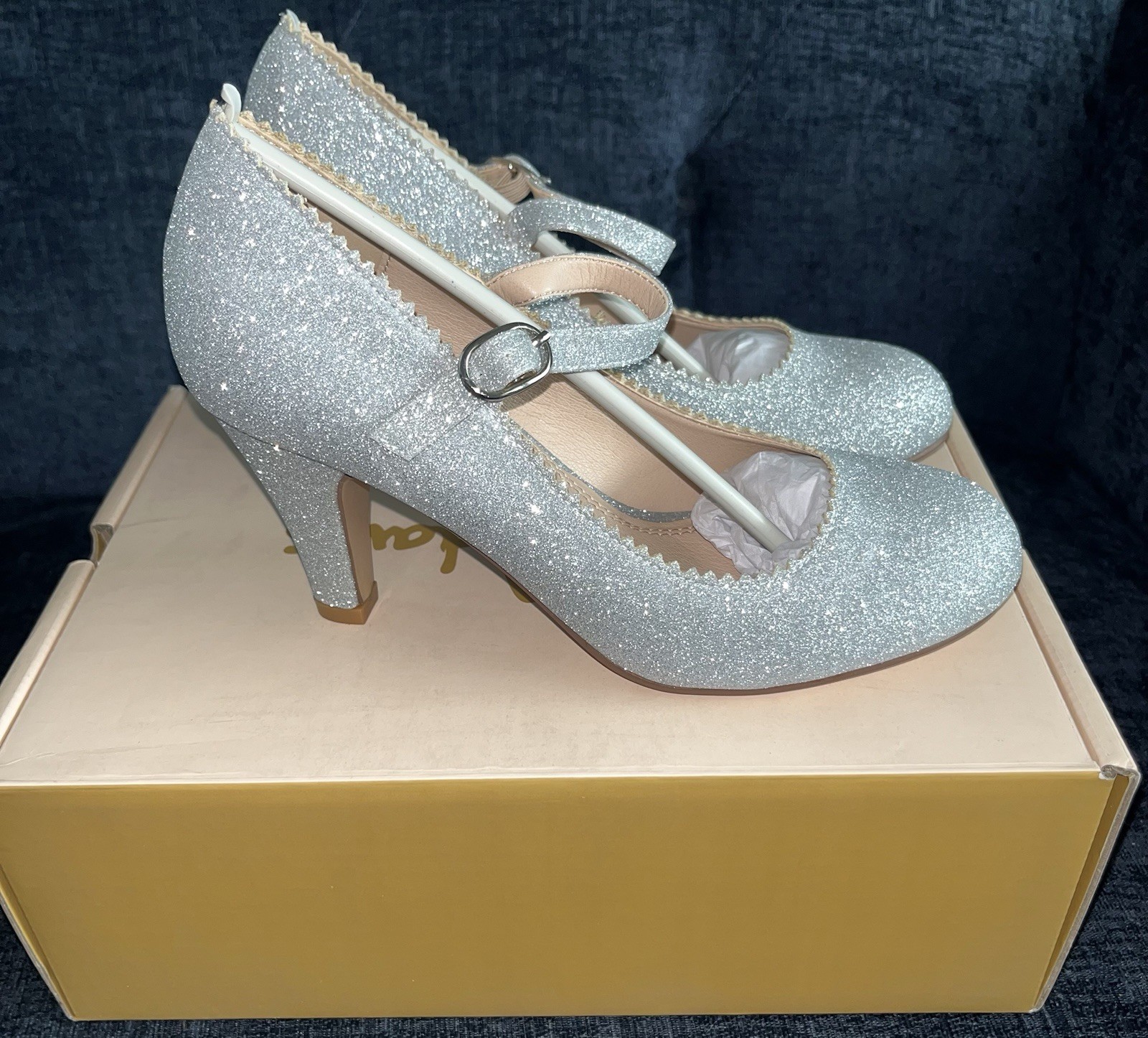 J. Adams Honey Silver Glitter Size 6 Women’s Dress Shoe, For All Occasions.