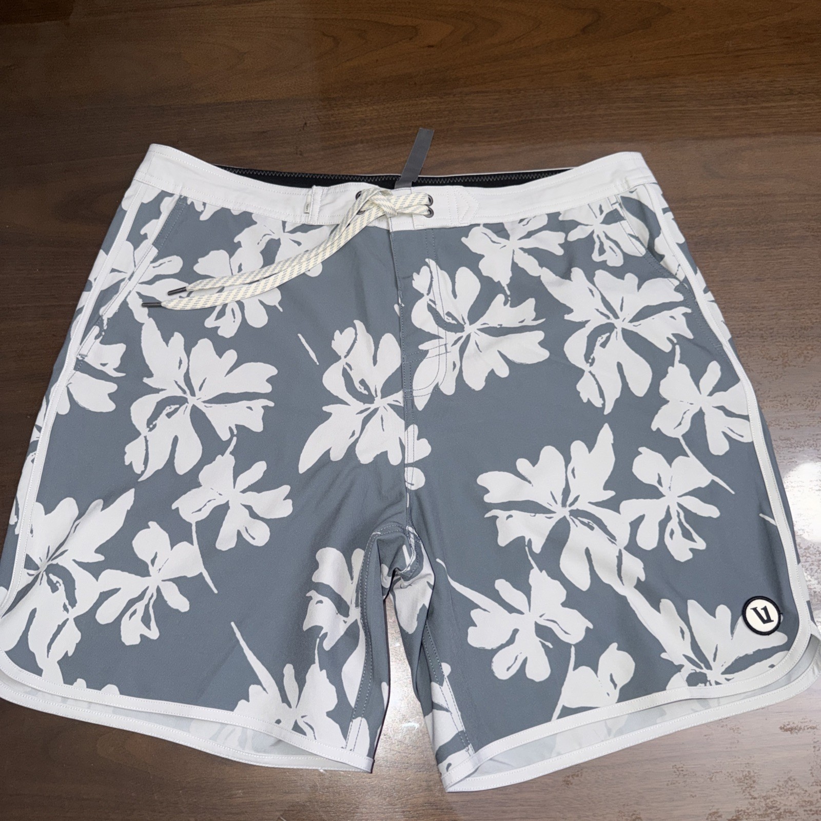 Vuori Cruise Boardshorts Mens 36 Grey Floral Print Stretch Swim Trunks V314