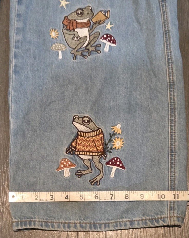 Hot Topic Light Indigo Frog Mushroom Embroidered Wide Leg Cargo Jeans Junior’s M