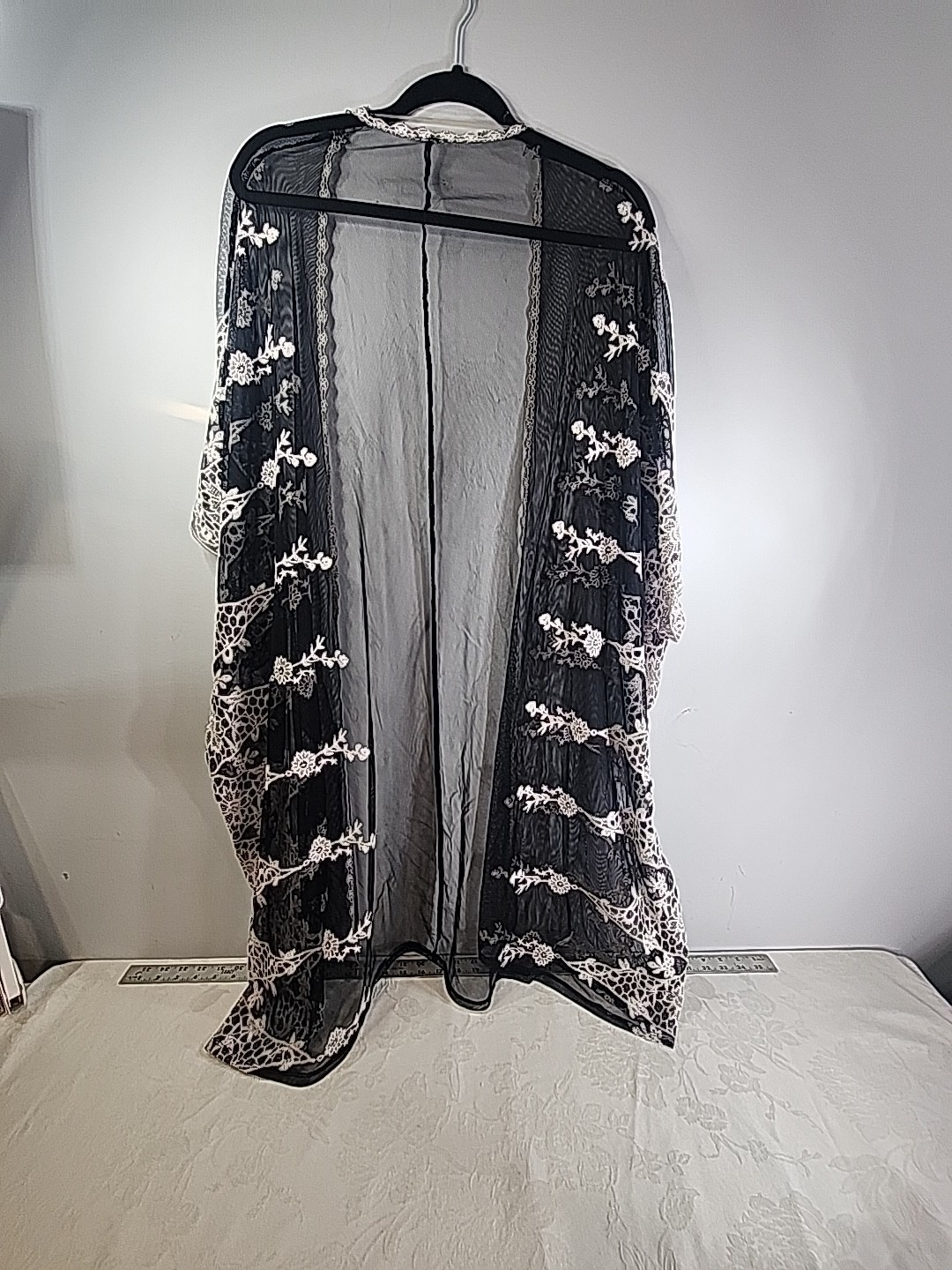 Time & Tru Women Black Ivory Scalloped Embroidered Lace Kimono Robe Cover-Up S M