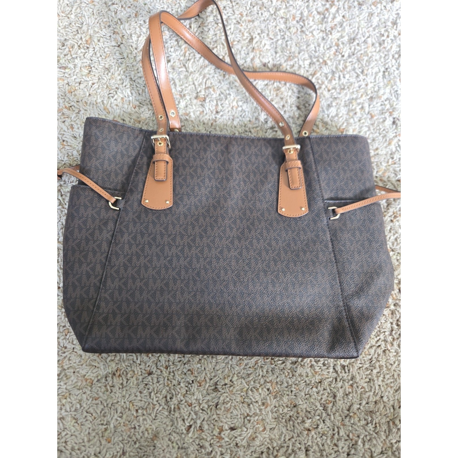 MICHAEL KORS VOYAGER EAST WEST LOGO SIGNATURE TOTE BAG Brown