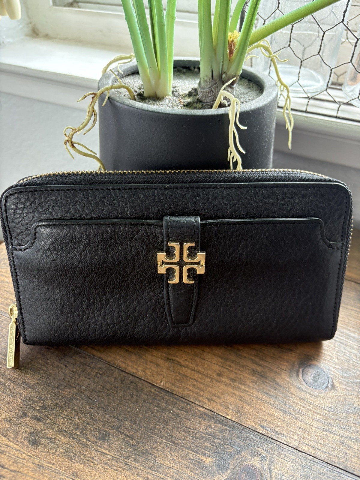Tory Burch Full Zip Leather Black Gold Tone Logo Hardware Designer