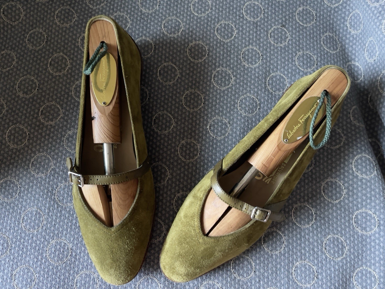 SALVATORE FERRAGAMO OLIVE GREEN SUEDE AUDREY MARY JANE FLATS WITH STRAP 6,5C