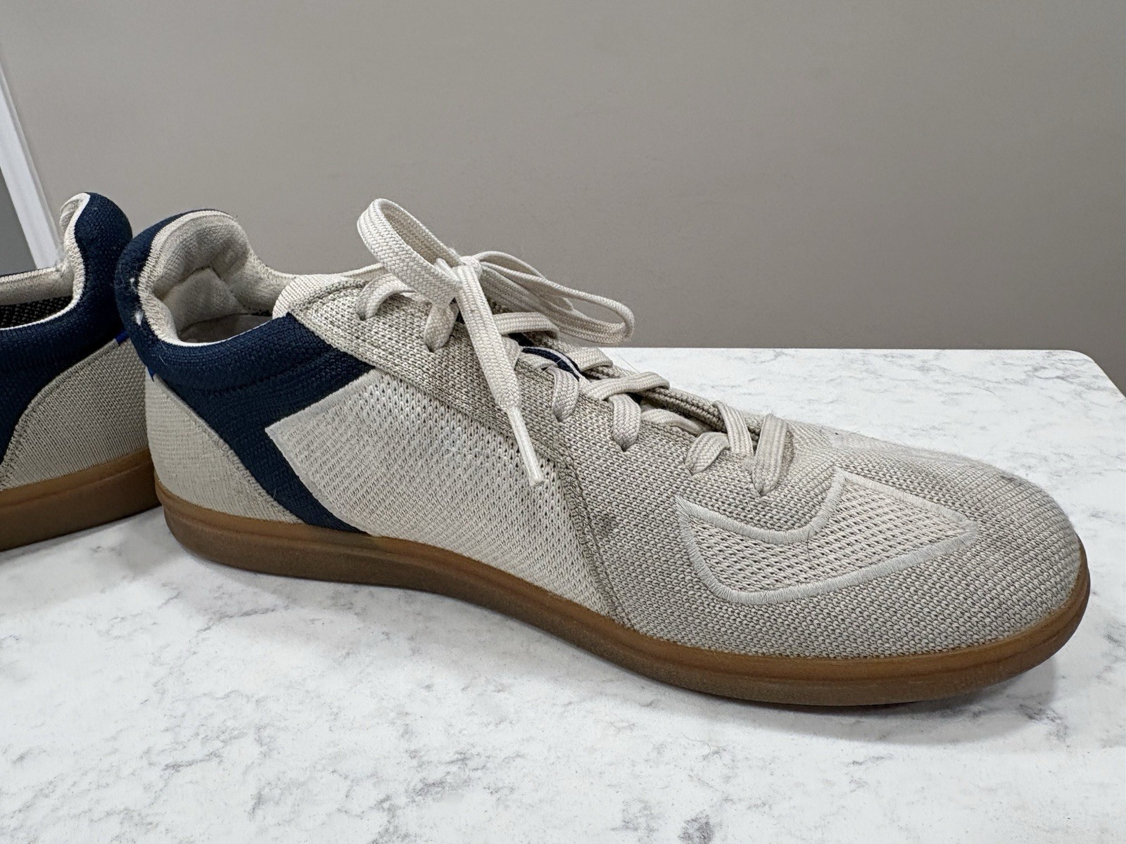 Rothy’s Men’s RS01 Casual Sneakers Beige Navy Blue Knit, Gum Sole, Size 11