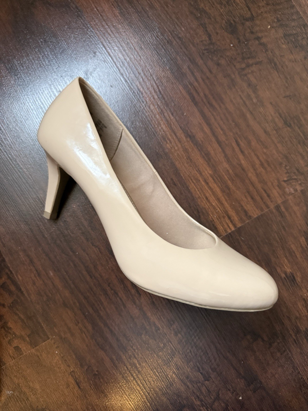 Comfort Plus by Predictions Women’s Beige Patent Leather Round Toe Pumps 9.5