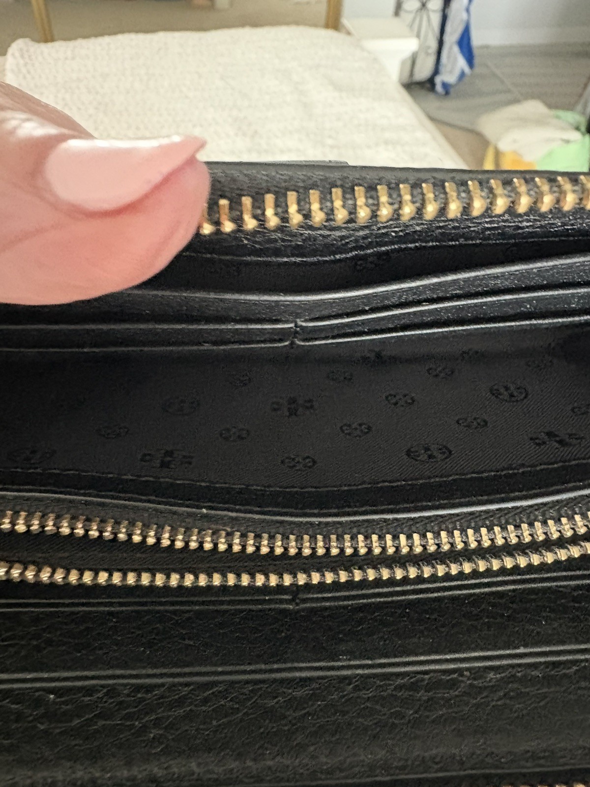 Tory Burch Full Zip Leather Black Gold Tone Logo Hardware Designer