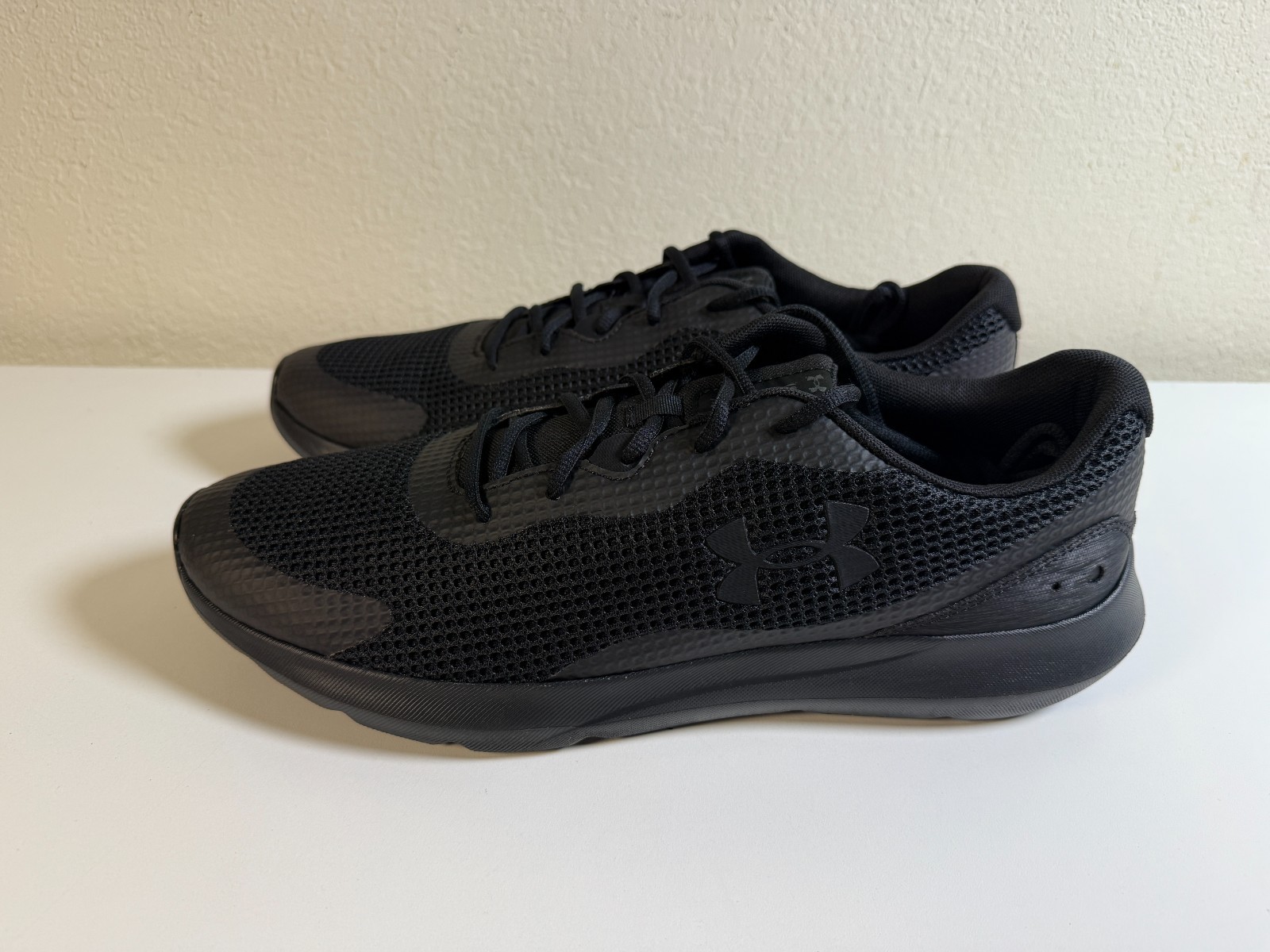 Under Armour Surge 3 Men’s Size 15 Triple Black Running Shoes 3024883-002 New