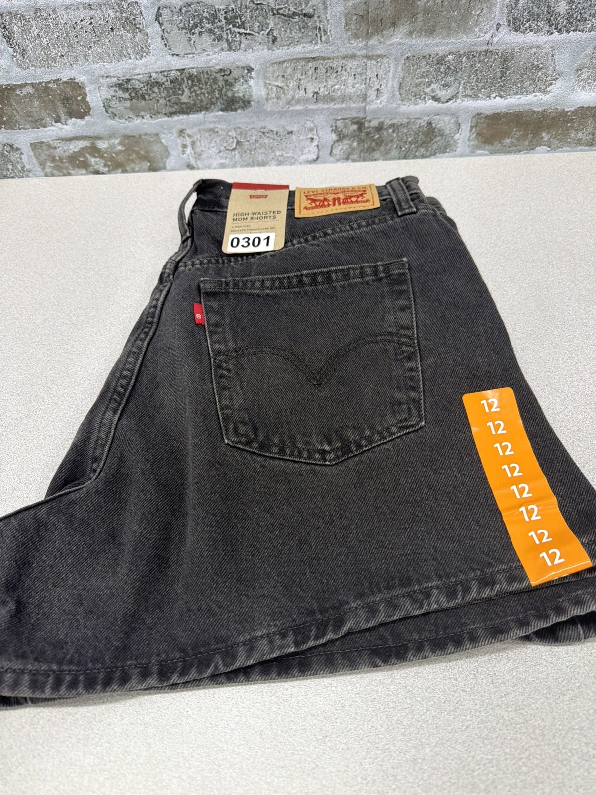 Levi’s Women’s High-Waisted Relaxed Fit 5 Pocket Black Denim Mom Short, 31, 12