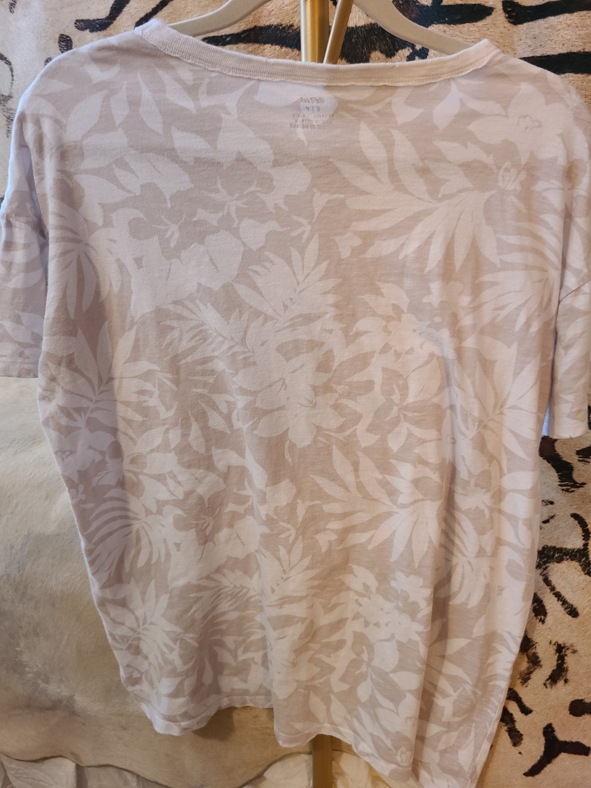 Aerie Womens Distressed Boyfriend Tshirt Soft Taupe Off White Cute Sz Small
