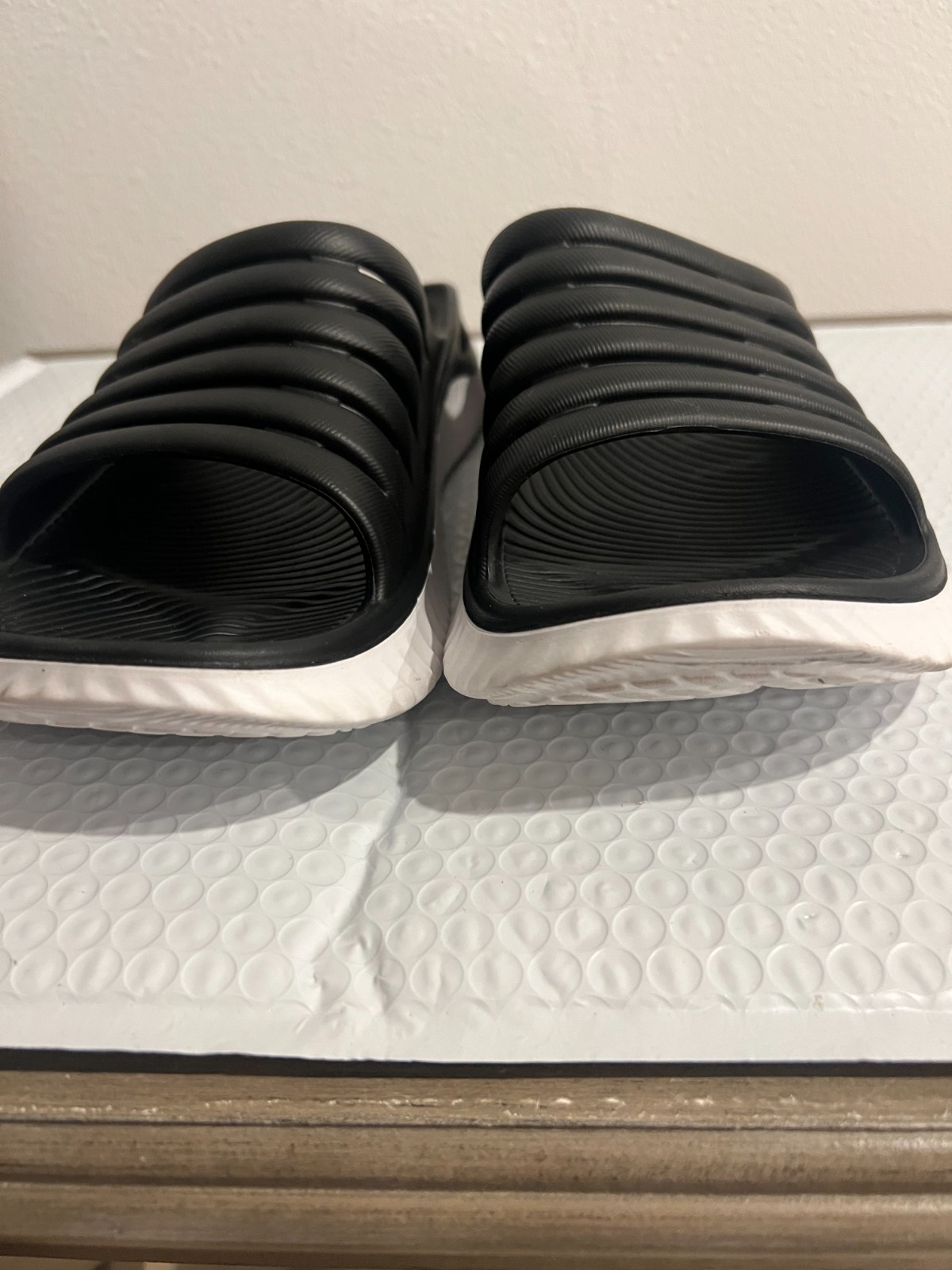 KUAILU Unisex Black & White Arch Support Open Toe Recovery Sports Slides Size 11