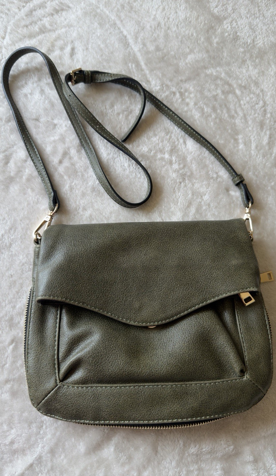 Mods Luxe Green Pebbled Geometric Crossbody Bag Gold Hardware Zip/Magnetic Strap