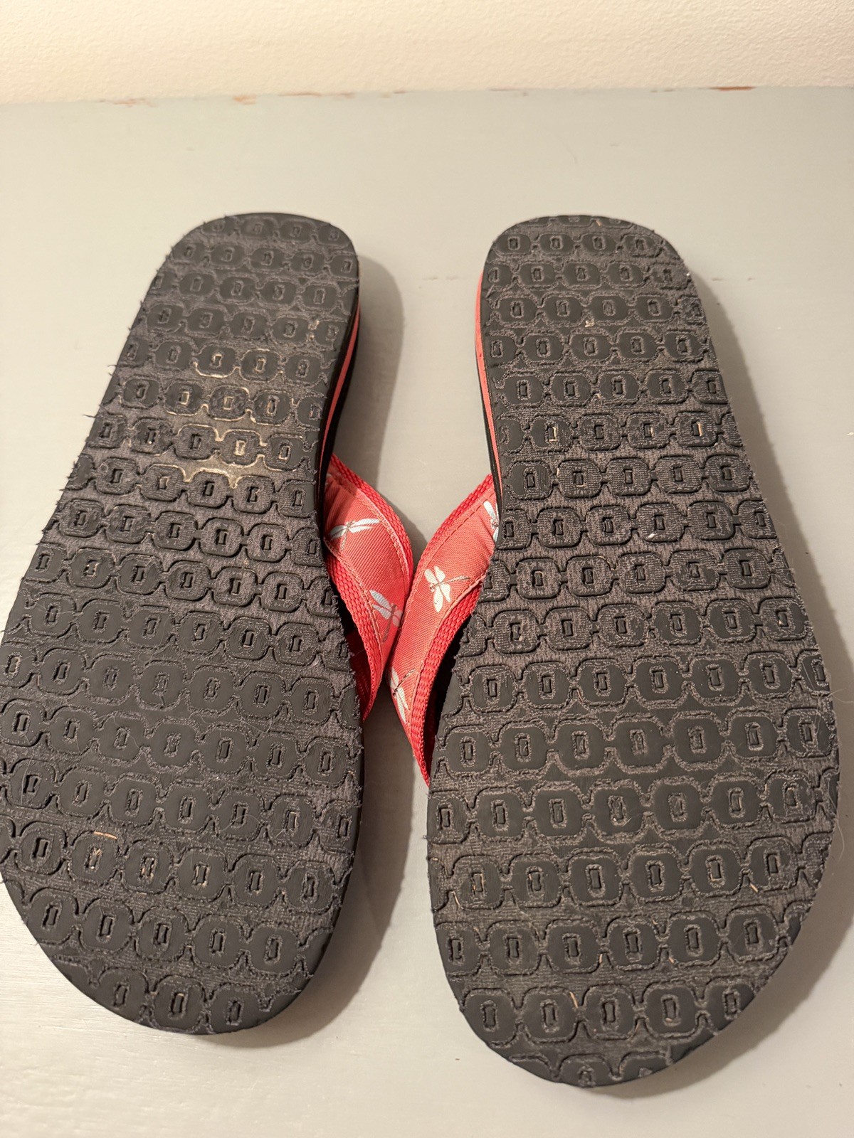 L.L. Bean Red & Black Flip Flops with Dragonfly Pattern Women’s Sandals Size 8 !