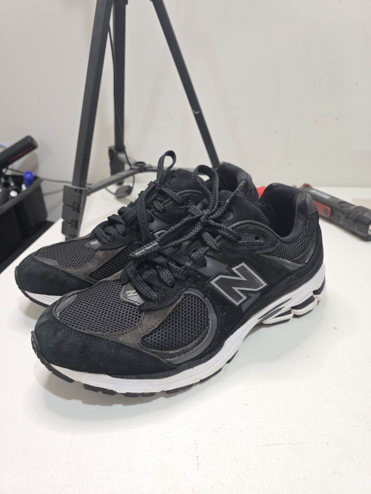 New Balance 2002R Men’s Black Running Sneakers M2002RBK Size 9 9D NICE!