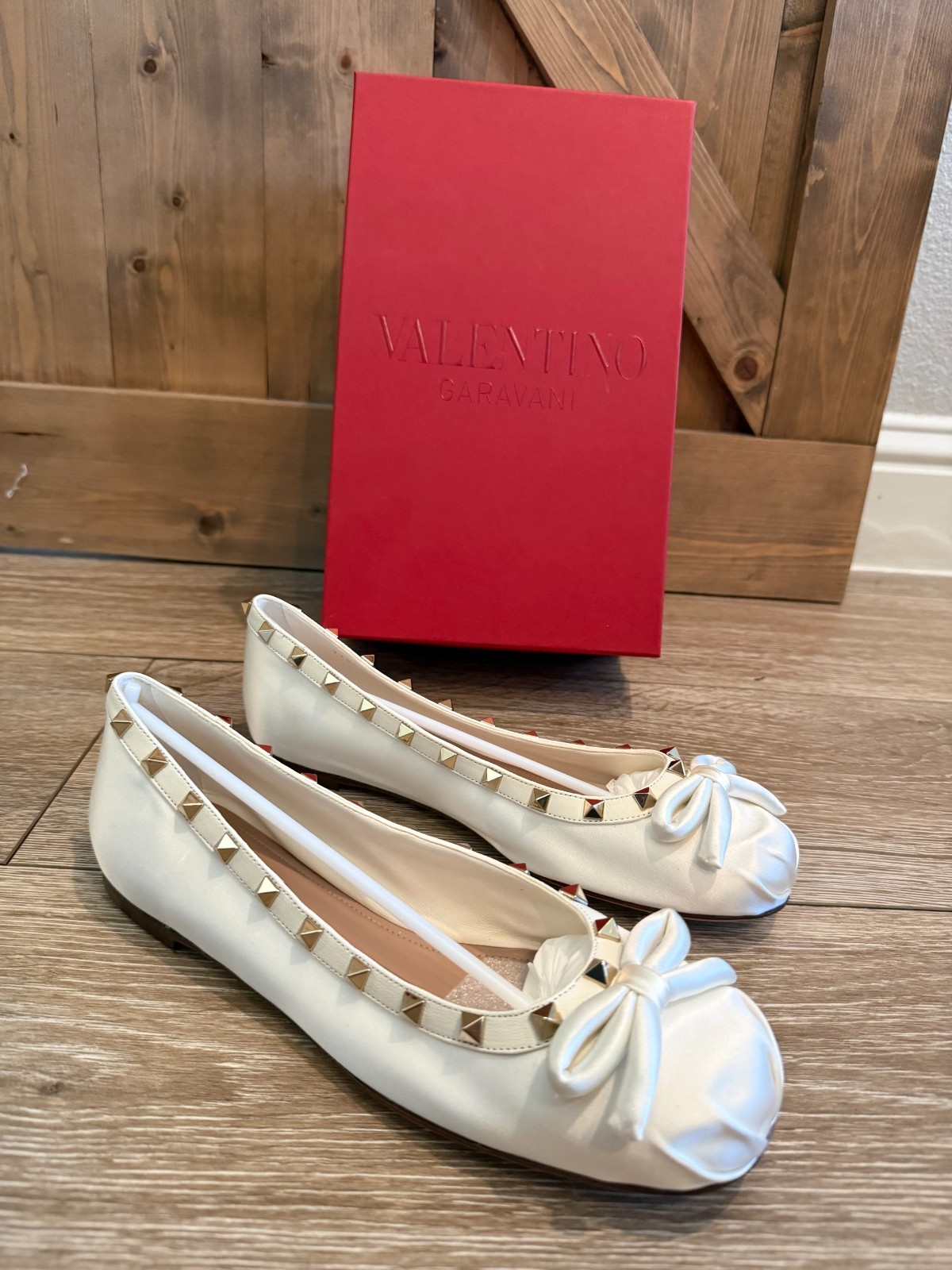 NWT Valentino Garavani Rockstud Bow Ballet Flats Ivory Satin EU 40