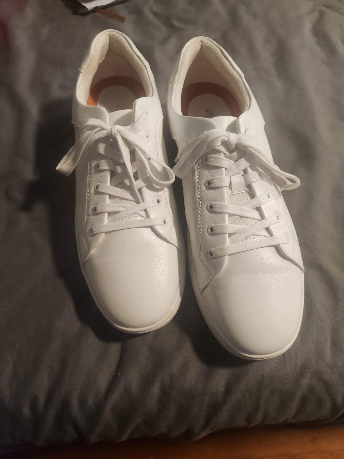 Men’s White Dress Sneakers Burudani size 12