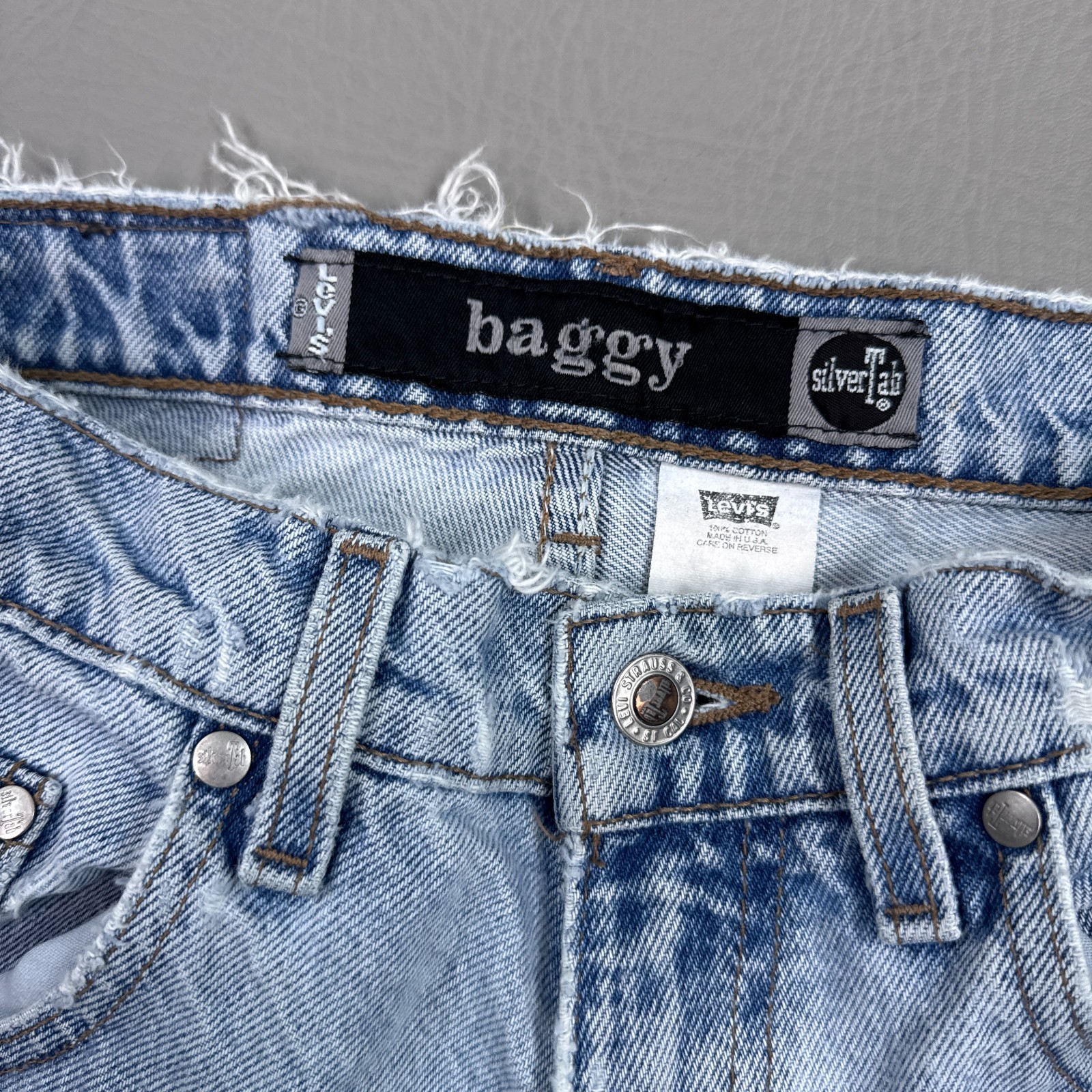 Vintage Levis SilverTab Jeans Mens 30×32 Blue Baggy 90s Made USA Thrashed Faded