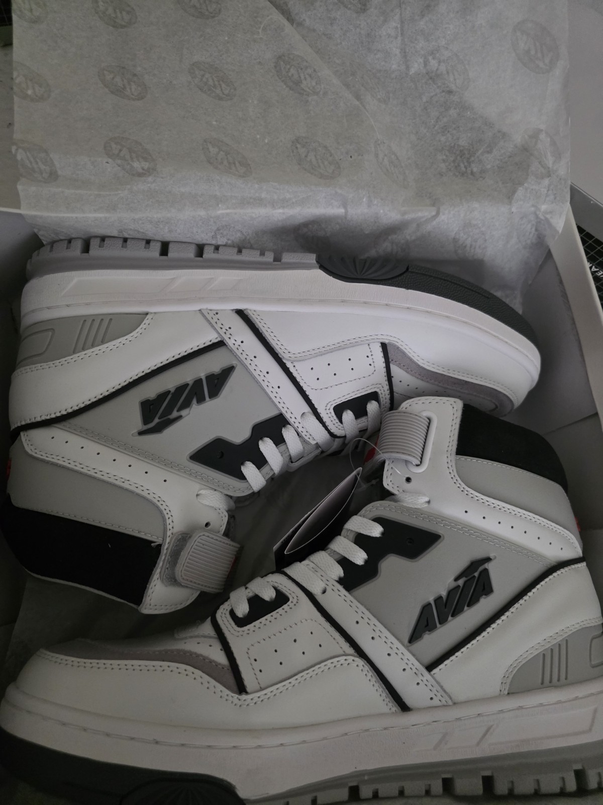 Avia 880 Basketball High Top Sneakers White Black Gray Lace Hook Loop size 11.5