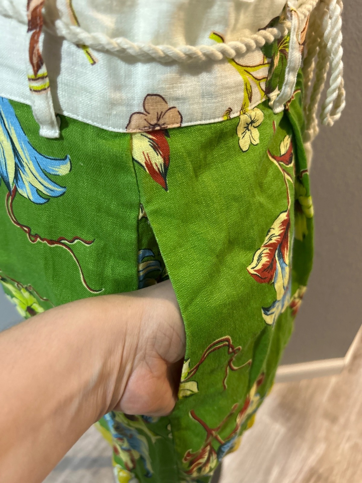 Magaschoni Women’s Linen Floral Pleated Shorts Size 8 NWT Tasseled Rope Belt