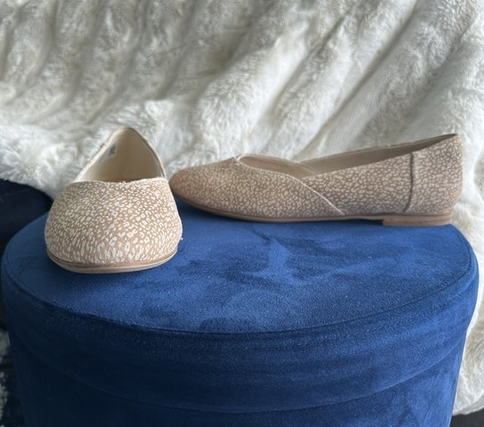 TOMS Beige Cream Printed Flats Women’s Size 8 Casual Slip On Shoes