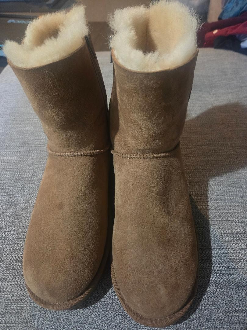 Kirkland Signature Women’s Shearling Boots Size 9 (2606)