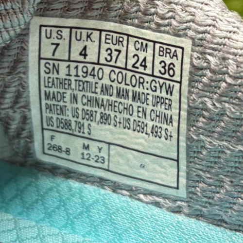 Skechers D’Lites Resilient Womens Size 7 Gray White Athletic Slip On Mule Shoes
