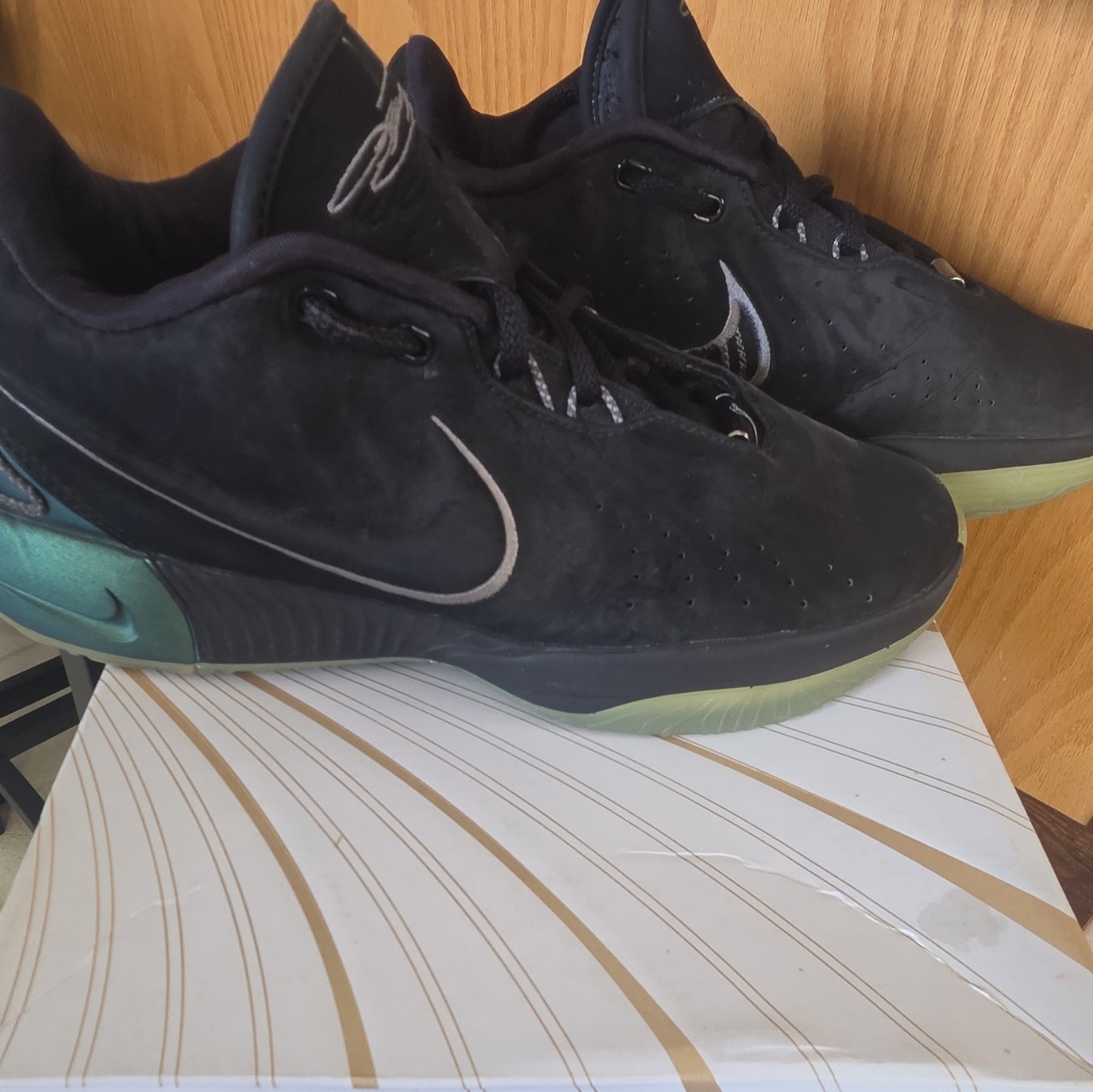 Nike LeBron XXI Men’s Low Top Leather Lace-Up Cushioned Tahitian Black Green