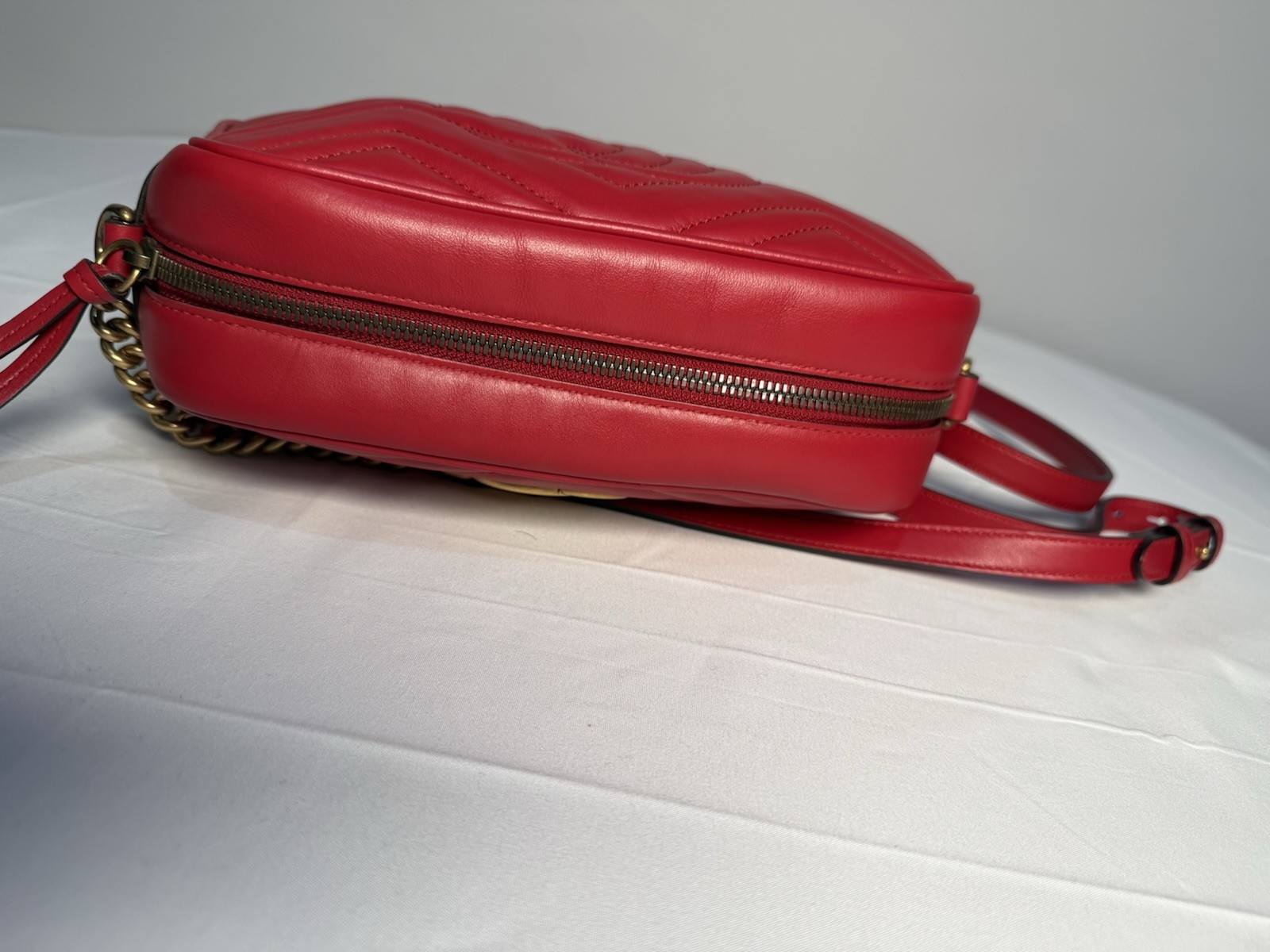 Gucci GG Marmont Red Matelasse Chevron Quilted Logo Zip Gold Chain Strap
