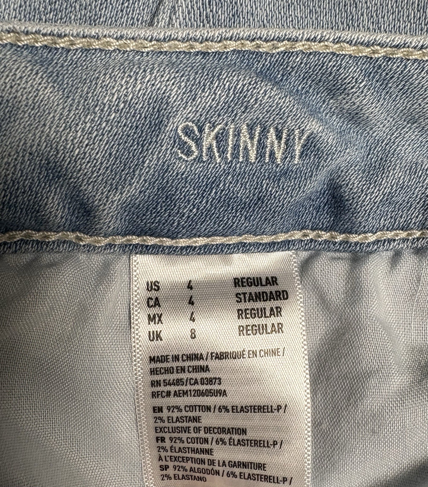American Eagle Women’s Light Wash Super Stretch Distressed Skinny Jeans Size 4