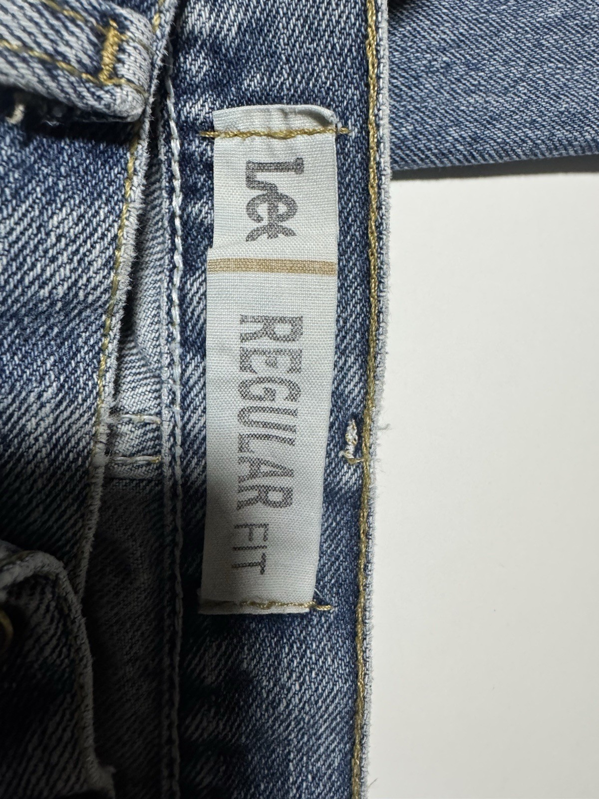 Lee Regular Fit Mens 34/30 Straight Leg Medium Wash Denim Blue Jeans