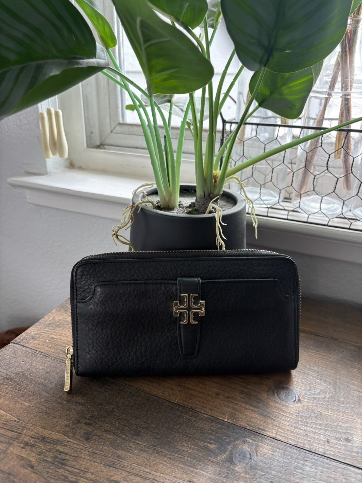 Tory Burch Full Zip Leather Black Gold Tone Logo Hardware Designer