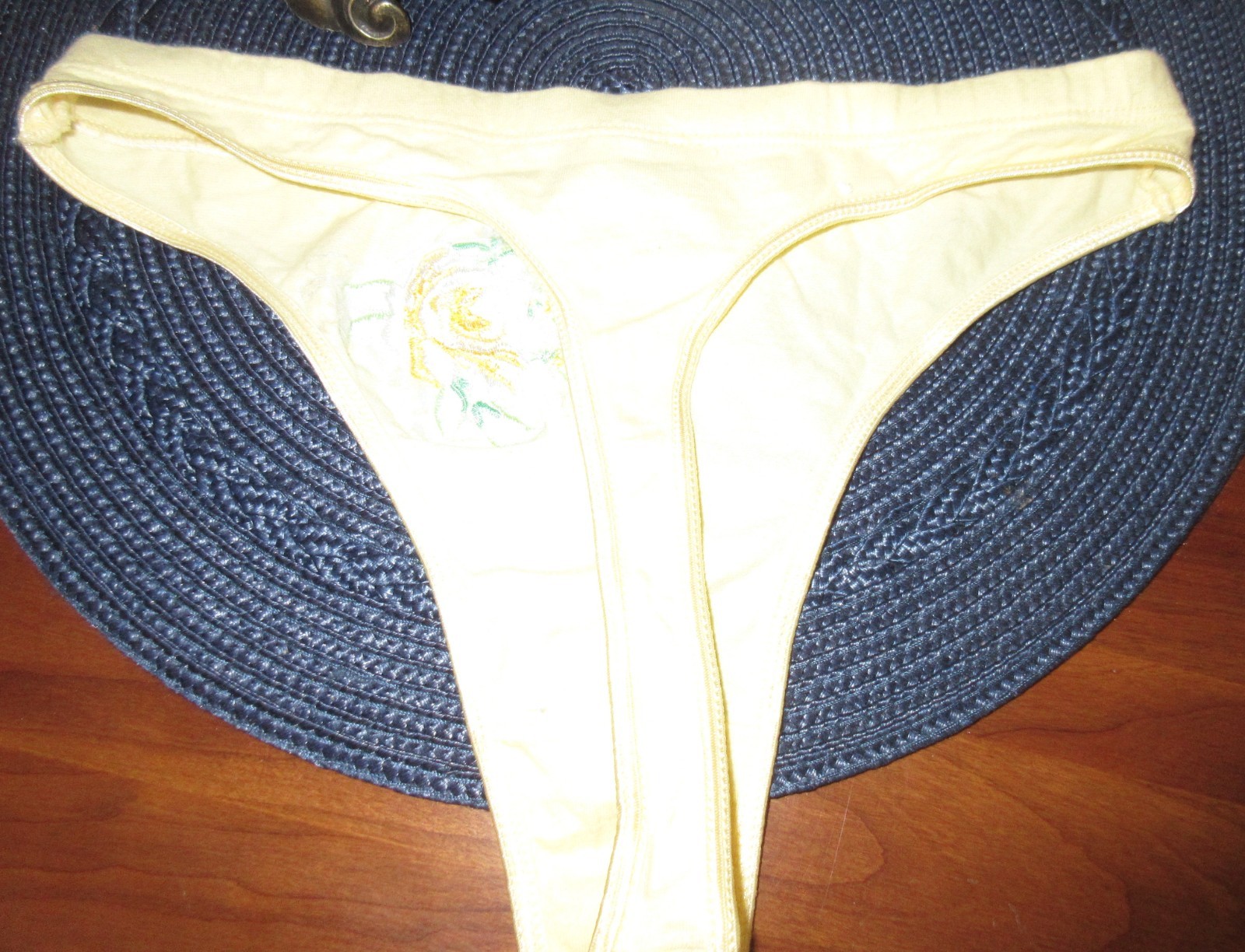 NWOT lot 4 THONGS YELLOW BLACK sparkle string COTTON assorted sizes panties