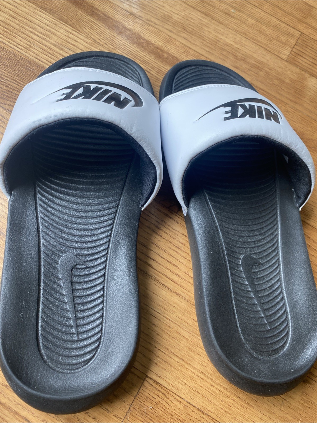NIKE MEN’S VICTORI ONE SLIDE BLACK / WHITE CN9675 005 Size 8 EUC Sports Sandals