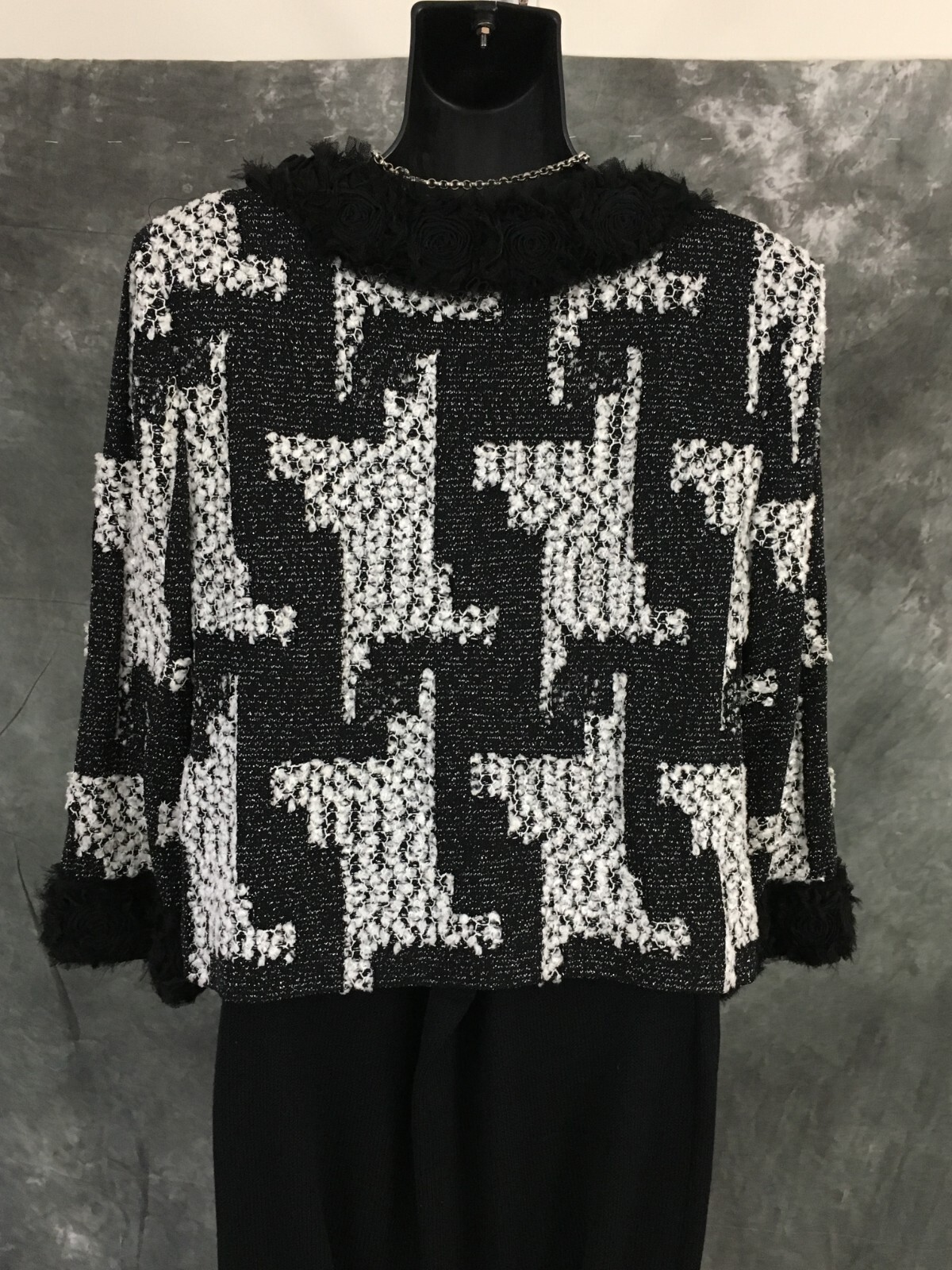 BEAUTIFUL St John couture knit black white jacket skirt suit size 6