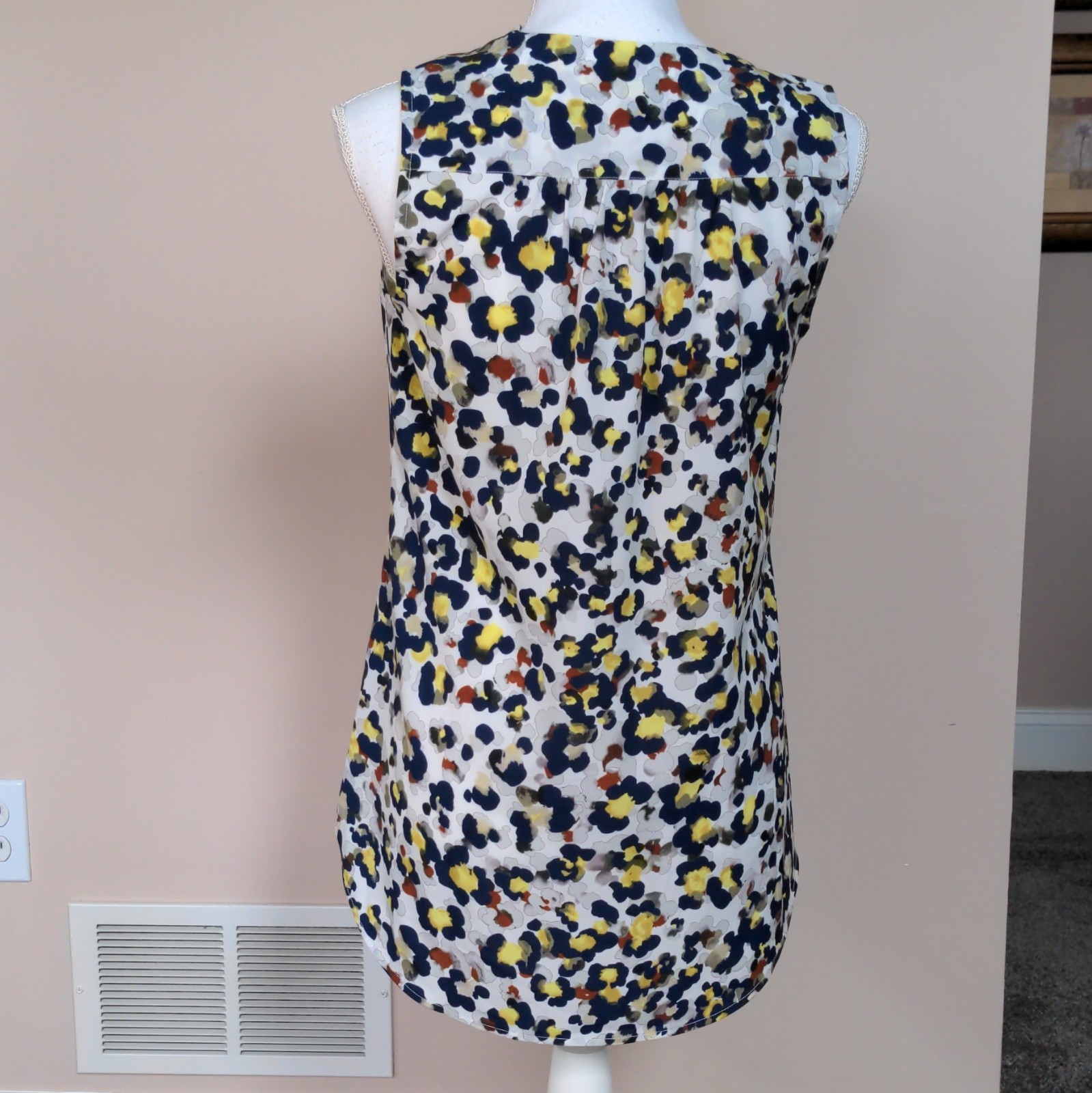 CAbi Women’s Animal Print Collared Button Front Sleeveless Woven Blouse S #5222