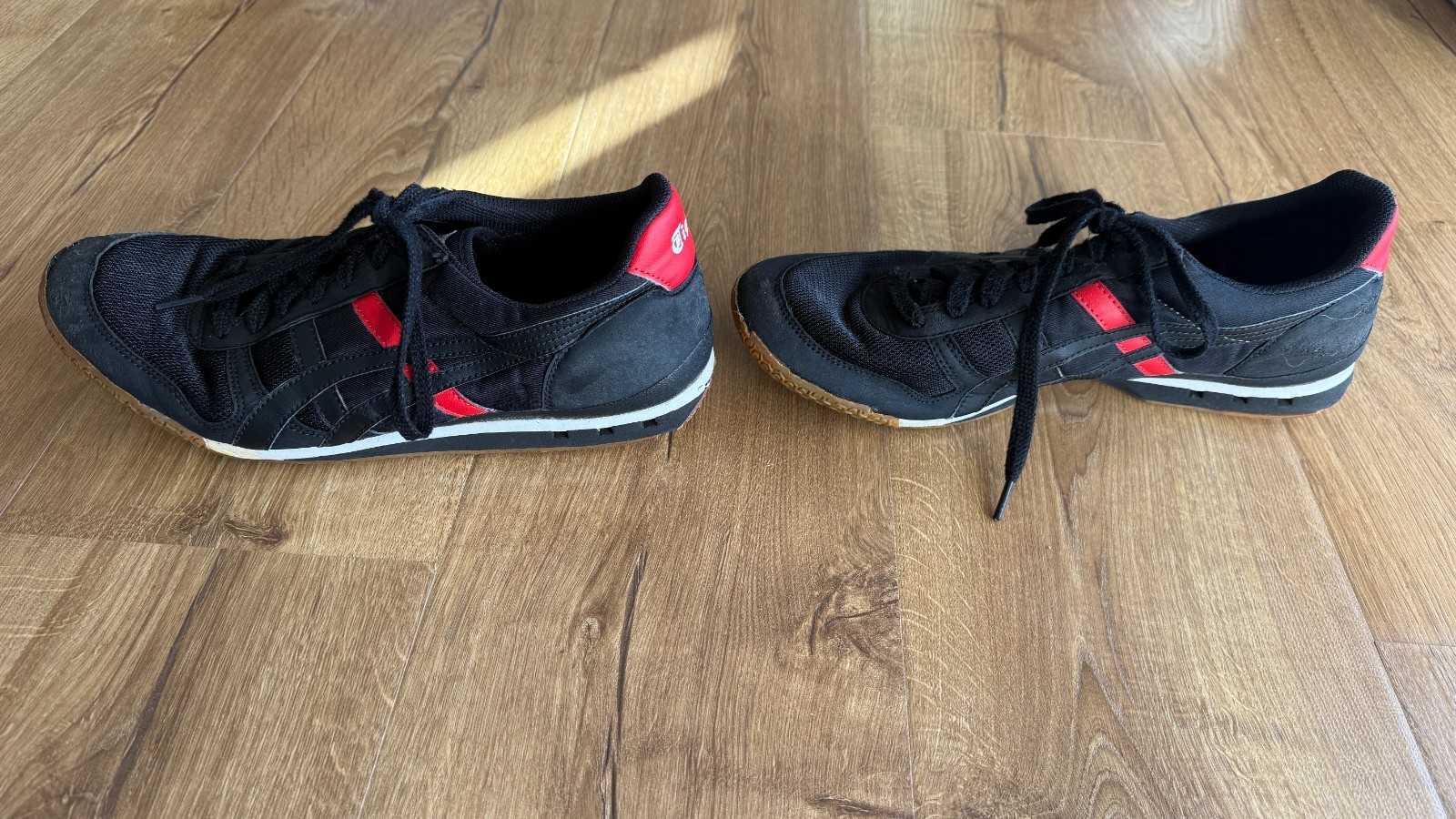 Asics Onitsuka Tiger Black Red HQ21 Shoes Size 11 Good Condition Has Wear