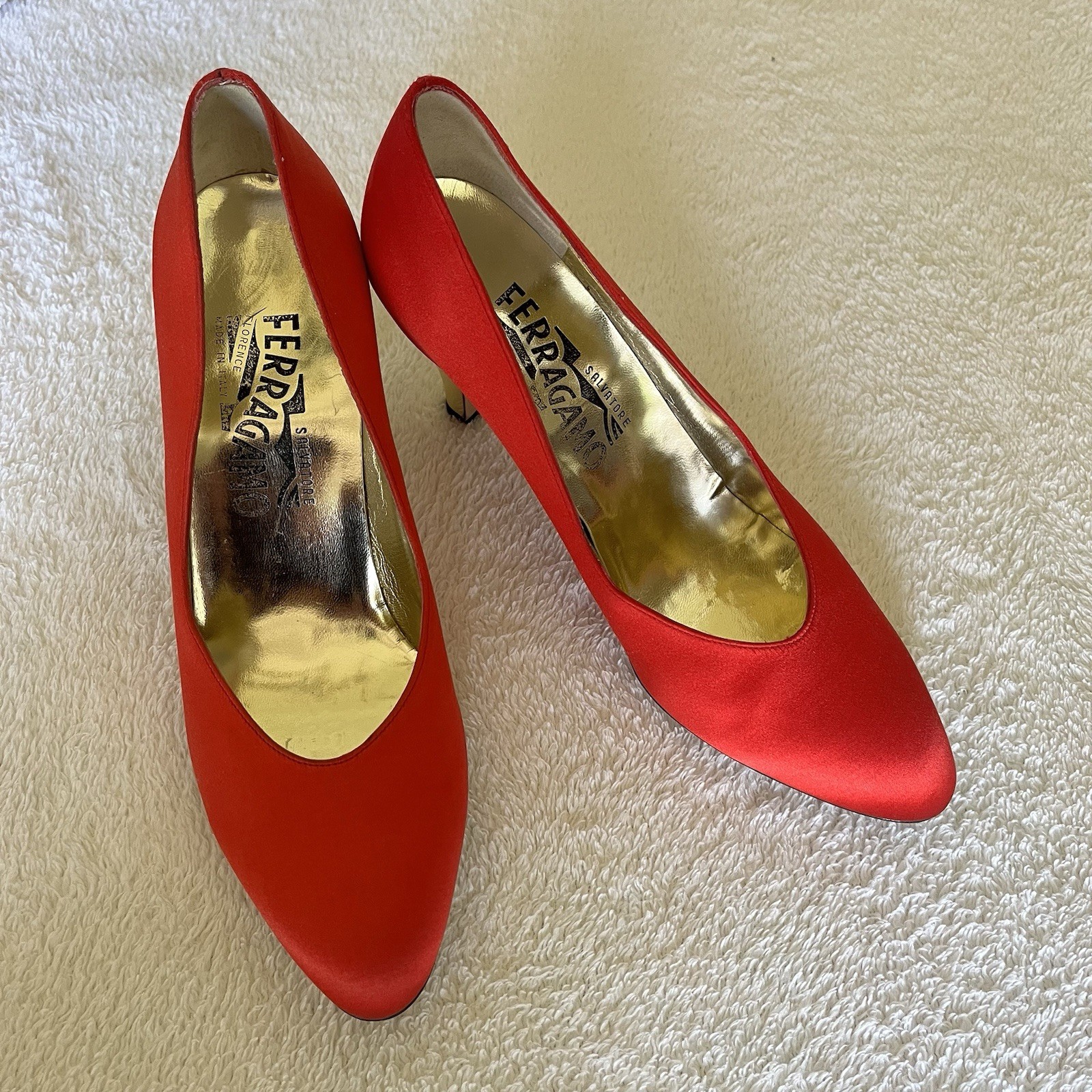 Vintage Salvatore Ferragamo Loredana Red Satin Pumps Gold Size 7B Italy