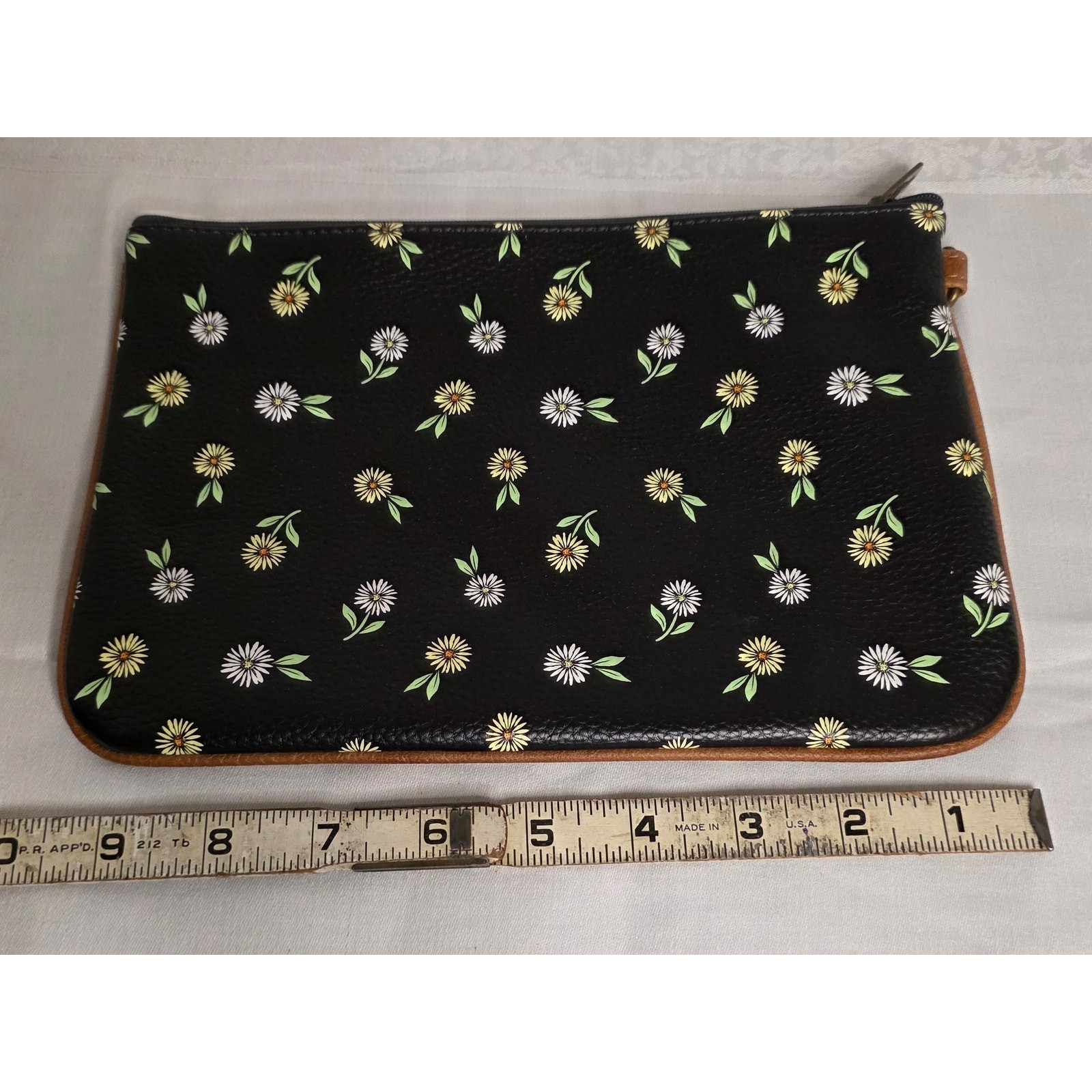 Thirty-One Pebbled & Floral Small Toiletry Bag. 100% Polyurethane 9.5″ x 6.5″