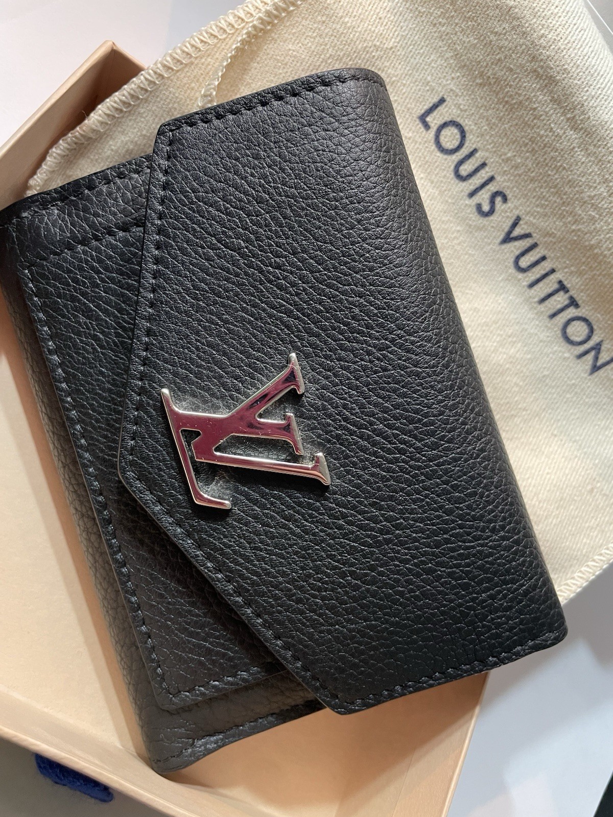 Louis Vuitton Women’s Black Trifold Wallet LV Logo Zip Pocket Credit Card